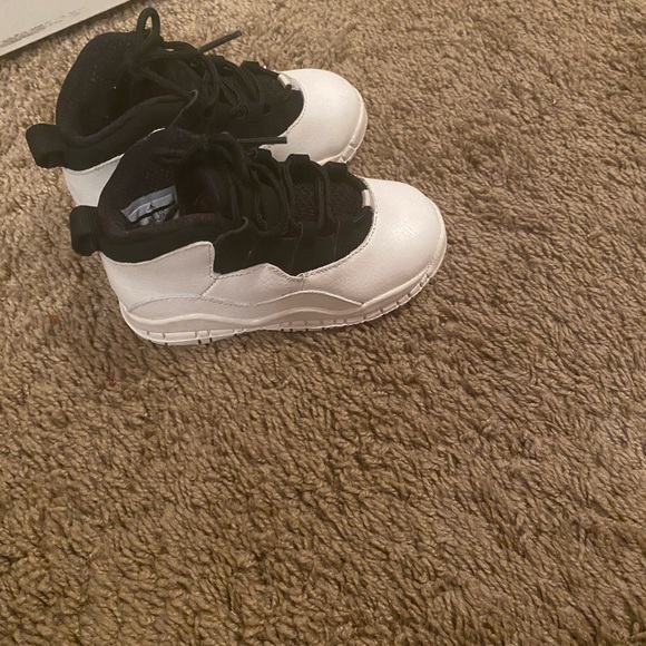 Kids Jordan’s - Picture 2 of 3